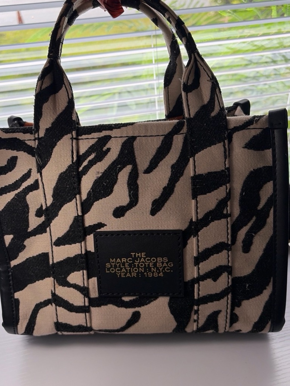 Marc Jacobs The Tote Bag in Black and Brown Tiger-Print with Gold Logo - Picture 2 of 5